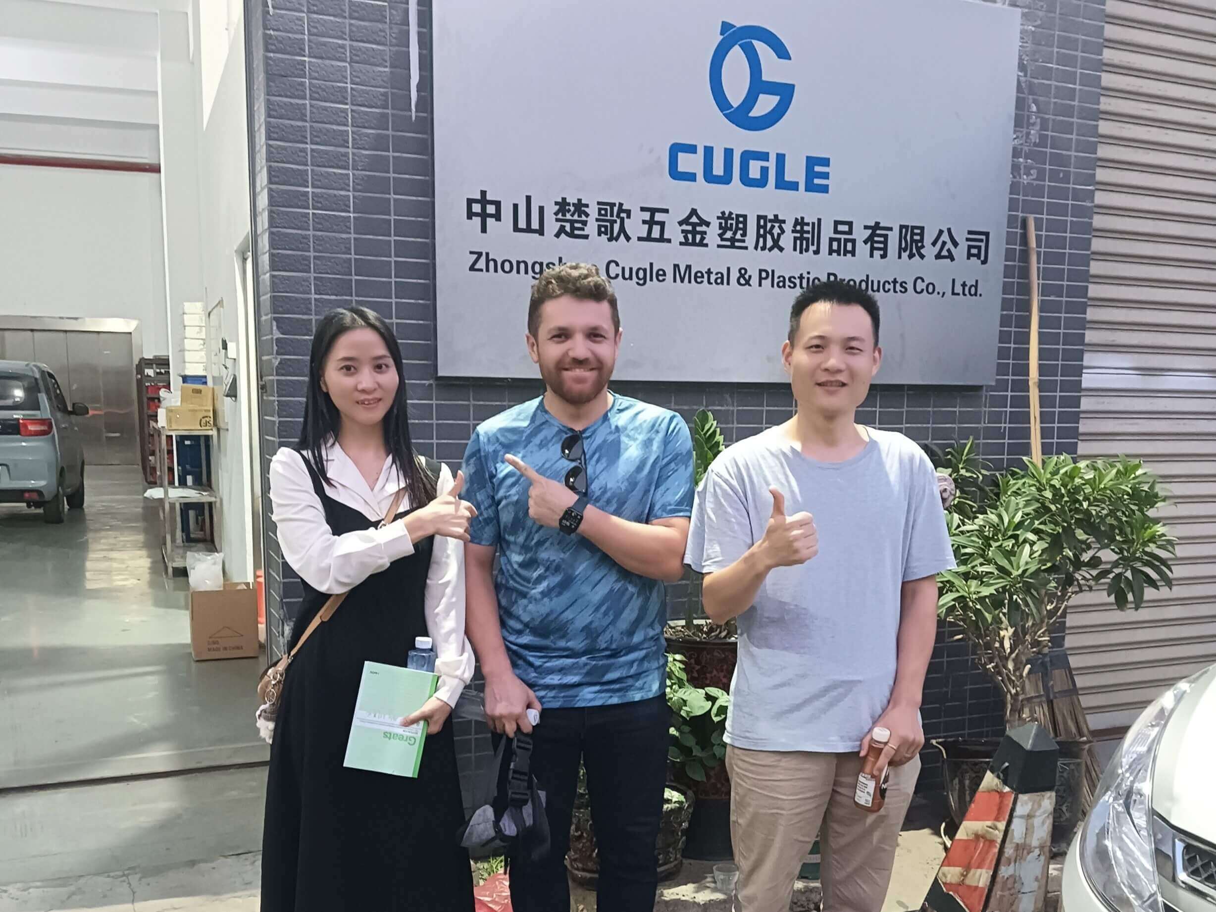 Clients visit Cugle Company and Factory, posing for a commemorative photo. OED PARTER-3