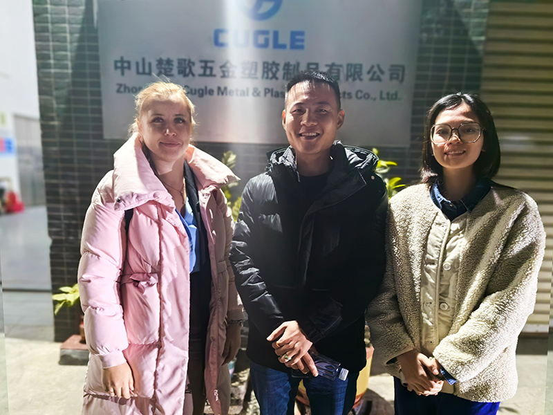 Clients visit Cugle Company and Factory, posing for a commemorative photo. OEMODM Partner (11)
