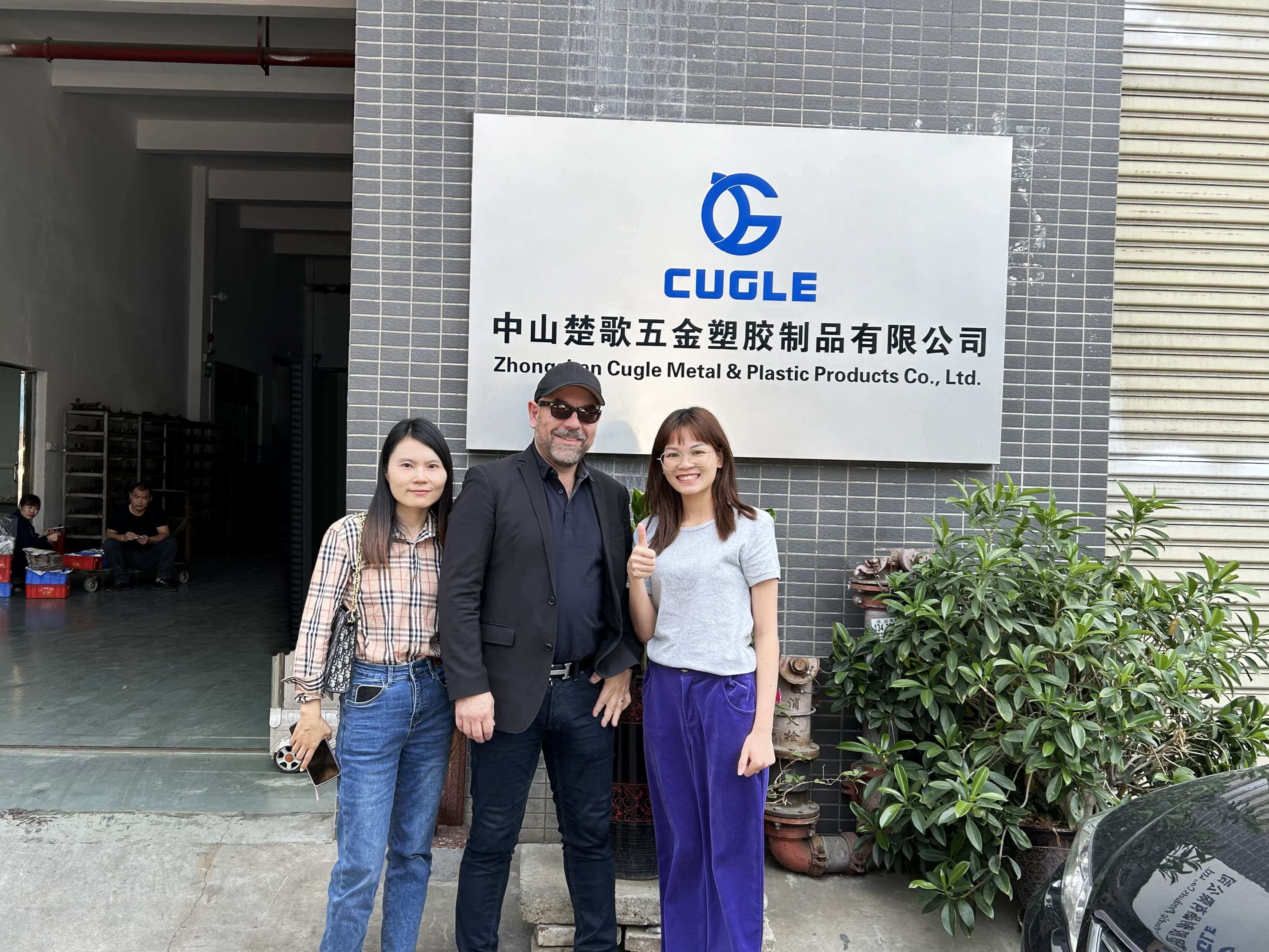 Clients visit Cugle Company and Factory, posing for a commemorative photo. Clients visit Cugle Company and Factory, posing for a commemorative photo.