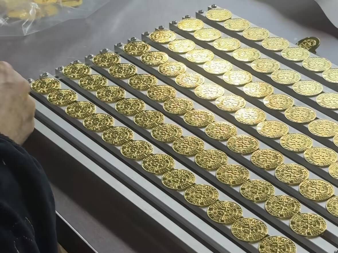 Mass Production Line & Gold Plated Badges Mass Production Line & Gold Plated Badges