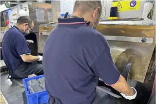 Manual 360-degree polishing for smooth metal surface